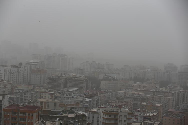 <p>Toz taşınımının Doğu Akdeniz ile Doğu Anadolu'da orta kuvvette, Güneydoğu Anadolu'da kuvvetli, diğer yerlerde hafif, zaman zaman orta kuvvette olacağı tahmin ediliyor.</p>