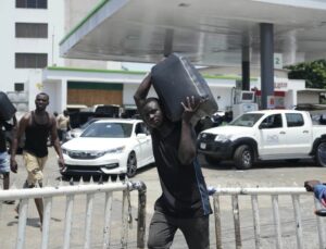 Petrol zengini Nijerya, petrol ithalatına yıllık 25 milyar dolar harcıyor