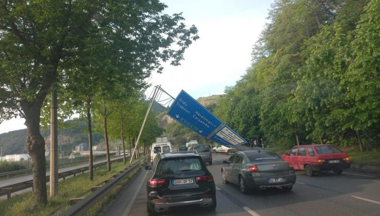 Samsun’da trafik levhası yola devrildi