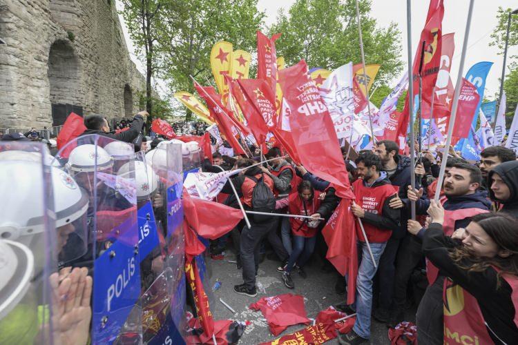 <p>1 Mayıs Emek ve Dayanışma günü dolayısıyla kutlama yapılmasına izin verilmeyen Taksim Meydanı'nda, 1 Mayıs'ı kutlamak isteyen konfederasyon, sendikalar, işçi grupları ve siyasi parti temsilcileri, Saraçhane'de toplandı.</p>