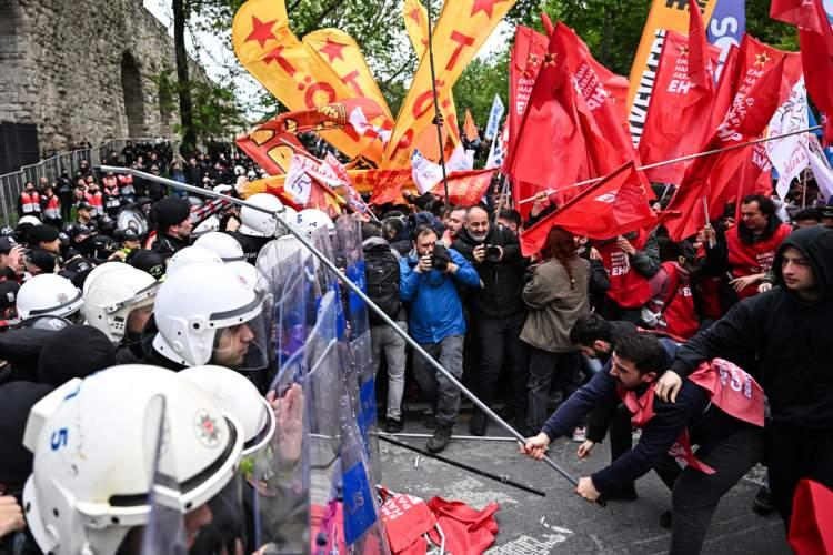 <p>Valiliğin kararıyla yasaklanan Taksim Meydanı'na yürüyüş noktaları ise polis tarafından bariyerler ve TOMA araçlarıyla kapatıldı</p>