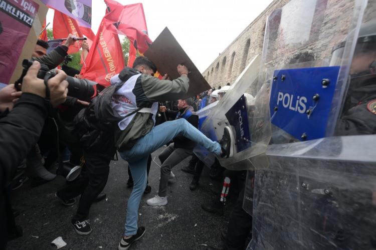 <p>Bozdoğan Kemeri'nde sıkı güvenlik önlemi alan polis, TOMA ve bariyerlerle yolu kesti. Çevredeki keskin nişancılar da dikkat çekti</p>