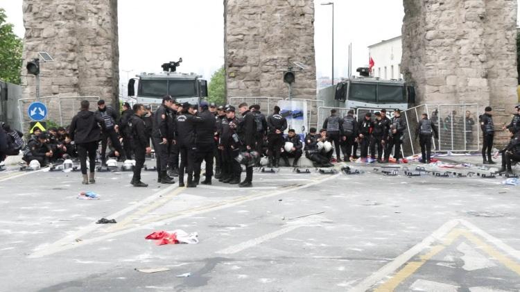 <p>Meydanda toplanan gruplar, Bozdoğan su kemerindeki çevik kuvvet ekipleri ve TOMA'lara doğru saat 12.00 civarında yürüyüşe geçti. </p>