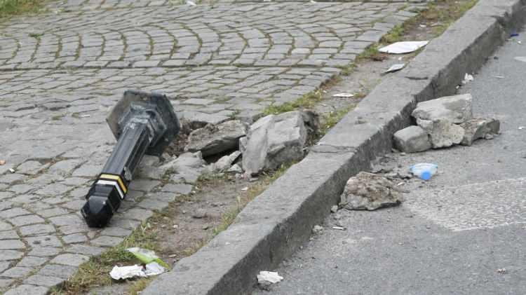 <p>Taksime Meydanı'na geçişlerin kapatıldığı Bozdoğan Kemeri'nin önünde, kaldırımdan sökülen taşlar polis ekiplerine atıldı. Olayda birçok polis yaralandı.</p><p> </p>