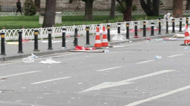 <p>Grupların dağılmasının ardından Saraçhane Meydanı'nda gösteri için gelenlerden geriye flamalar, flama sopaları, su şişeleri ve göstericilerin polislere atmak için kaldırımdan söktükleri taşlar kaldı. </p>