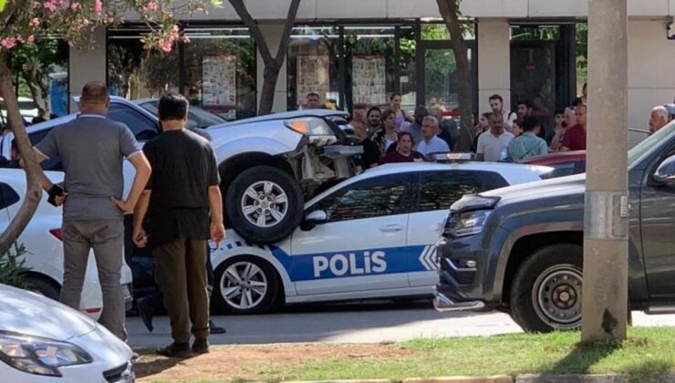 Adana’da pikap polis aracının üzerine çıktı: 1’i polis, 2 yaralı