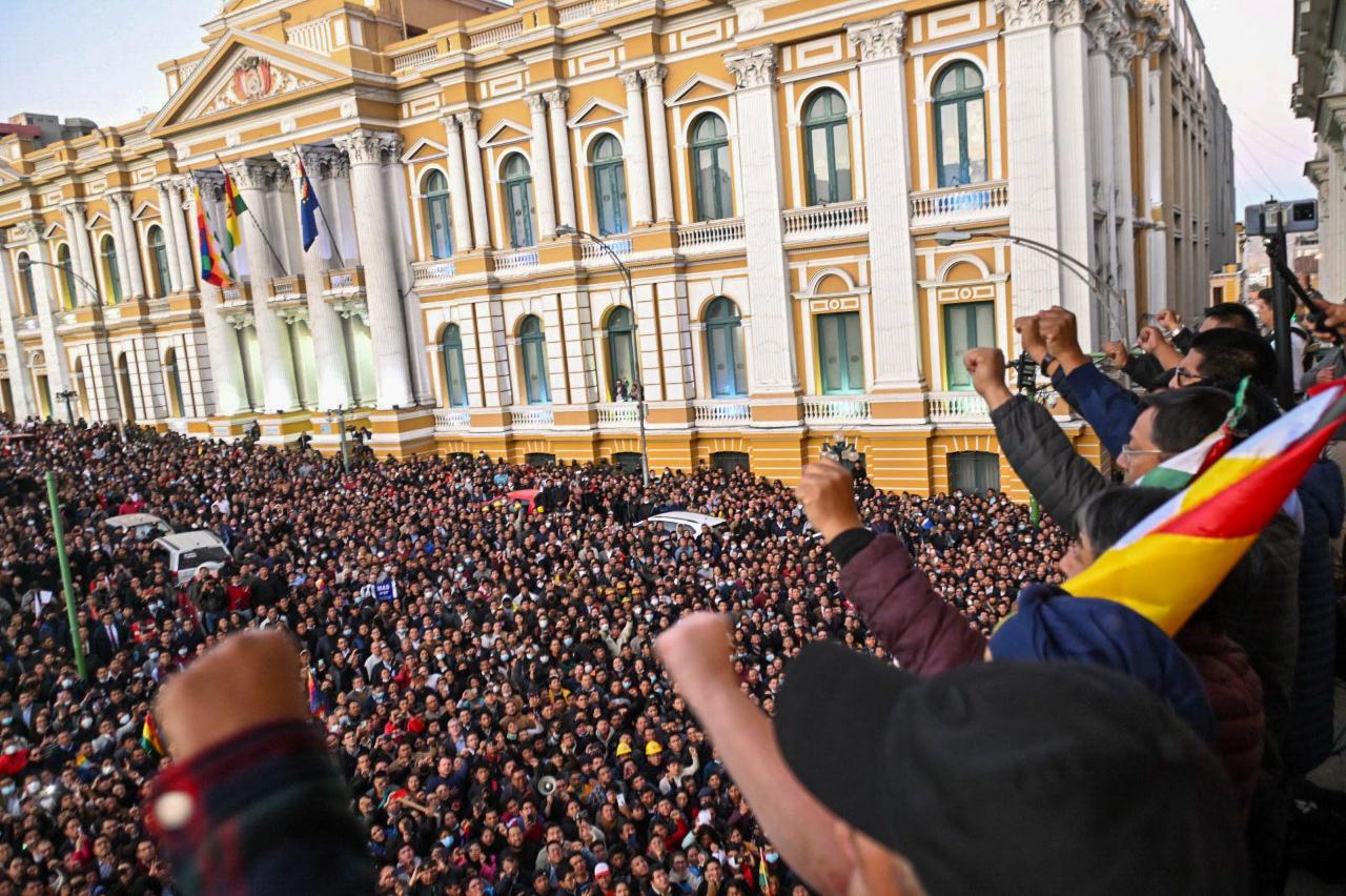 Bolivya Devlet Başkanı Luis Arce ve Başkanı Yardımcısı David Choquehuanca, darbe girişimine karşı başkent La Paz'da meydanı dolduran halka hitap etti.