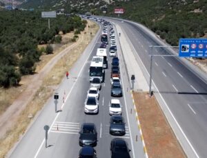 Antalya girişinde 5 kilometrelik araç kuyruğu oluştu
