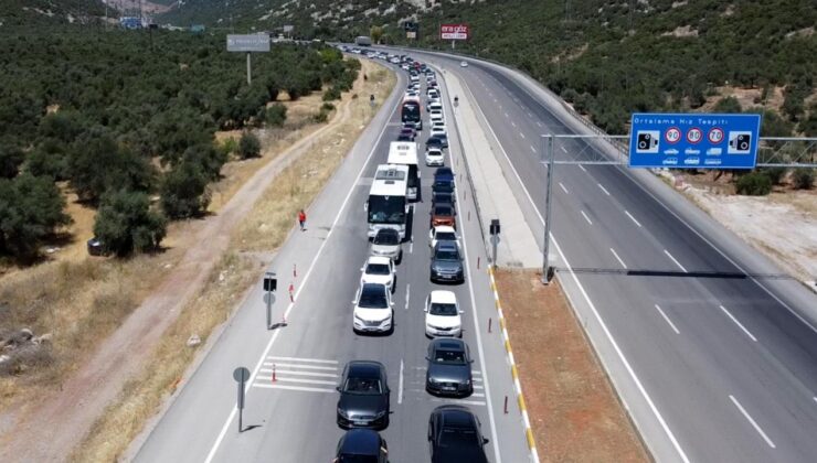 Antalya girişinde 5 kilometrelik araç kuyruğu oluştu