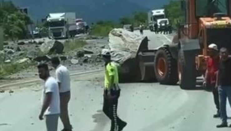 Artvin’de faciadan dönüldü: Kopan kayalar seyir halindeki araca isabet etti