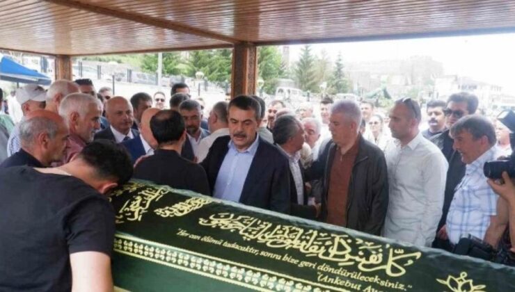 Bakan Tekin Erzurum’da vefat eden emekli öğretmenin cenaze törenine katıldı