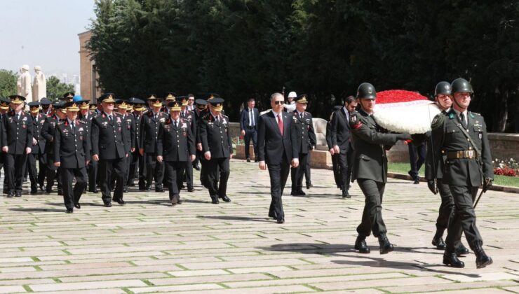 Bakan Yerlikaya Jandarma Teşkilatının 185’inci yılı dolayısıyla Anıtkabir’e gitti