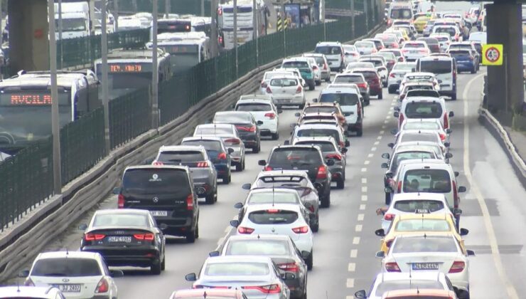 Bayram tatili sonrası ilk iş gününde trafik yoğunluğu