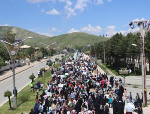 Bitlis’te yüzlerce kişi Filistin için yürüdü, kalabalığa atlılar da destek verdi