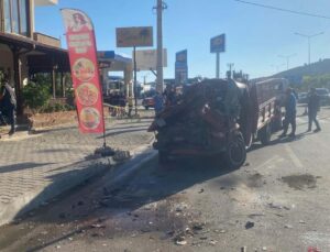 Çanakkale’de feci kaza: Kamyonet, TIR’a arkadan çarptı!