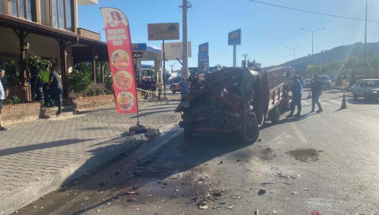 Çanakkale’de feci kaza: Kamyonet, TIR’a arkadan çarptı!