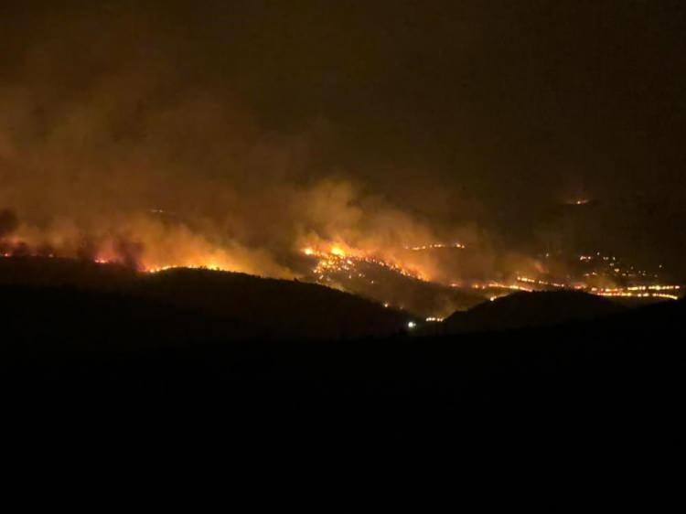 <p>“Yangın esnasında evimizin damında yatıyorduk. O gece saat 9 gibi aşırı bir rüzgar vardı. Düşünün öyle bir rüzgardı ki çocuklarımı düşmesin diye tutuyordum. O gece yıldırımlar Diyarbakır iline bağlı komşu mahallemiz olan Köksalan tarafına düşüyordu. Daha sonra Köksalan köyüne doğru baktığımda gece resmen gündüze dönmüştü. Bizim köydekiler de panik yapmaya başladı. Biz de köylüler olarak o ateşi söndürmek için Köksalan Mahallesi'ne gittik. Biz yardıma gitmesek ateş bizim ekinlere de sıçrar diye gittik. Normalde de hangi köyde anız yangını çıksa yardıma gidiyoruz. Aşırı rüzgar nedeniyle alevler sürekli yön değiştiriyordu. Ben de o anı gördüğümde herkese arabalara binin kaçın dedim. Biz arabaya biner binmez ateş rüzgardan havadan yayılmaya başladı. O esnada bir taksi alevlerin içinde kaldı. Yardım edeyim derken ben alevlerin arasında kalacaktım. Ben de traktöre binip durmadan çıktım alevlerin arasından.”</p>