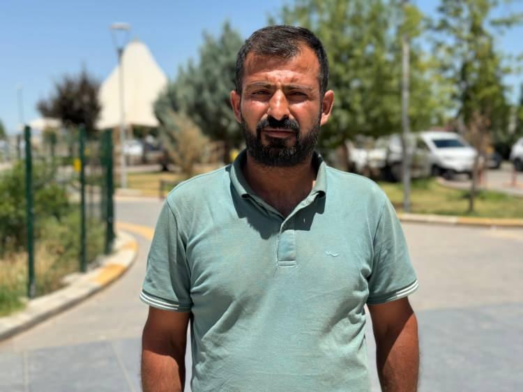 <p>Yaralı Abdurrezak Demir'in ağabeyi Davut Demir ise (48), rüzgar nedeniyle alevlerin sürekli yön değiştirdiğini söyledi. Davut Demir, “Yardım edeyim derken ben alevlerin arasında kalacaktım” diyerek olay gecesini şöyle anlattı:</p>