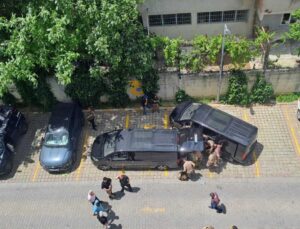 Emekli polis memuru, polis köpeğini vurup camdan aşağıya attı