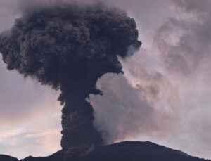 Endonezya'daki Lewotobi Laki-Laki Yanardağı'nda bir günde 2 patlama | Dış Haberler