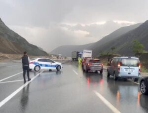 Erzincan – Sivas kara yolunda heyelan! Ulaşıma kapandı!