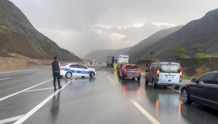 Erzincan – Sivas kara yolunda heyelan! Ulaşıma kapandı!