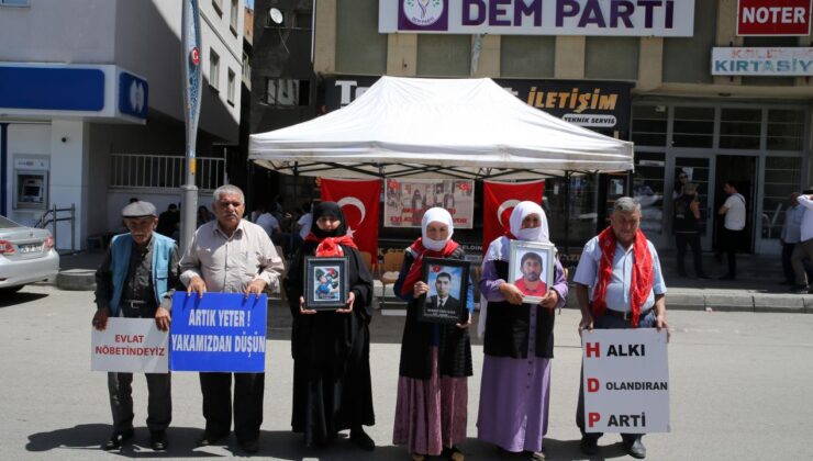 Evlat nöbetindeki annelerden evlatlarına ‘teslim olun’ çağrısı