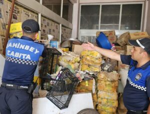 Gaziantep’te bayram öncesi tarihi geçmiş 5 ton şekerleme ele geçirildi