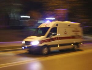 Hasta taşıyan ambulans kaza yaptı, 3 kişi yaralandı