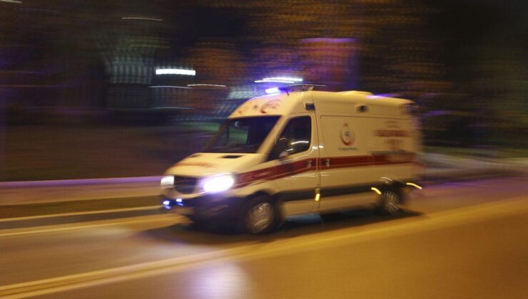 Hasta taşıyan ambulans kaza yaptı, 3 kişi yaralandı