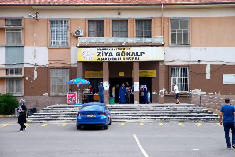 <p>Türkiye genelindeki 81 il, KKTC'nin başkenti Lefkoşa ve Hırvatistan'ın başkenti Zagreb'de düzenlenen TYT'de 438 bin 684 kişi görev yapacak.</p><p> </p>