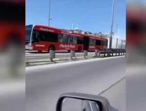 İstanbul’da seyir halindeki metrobüste çıkan yangın söndürüldü