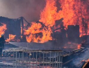 İzmir’de palet depolarında yangın! Müdahale ediliyor