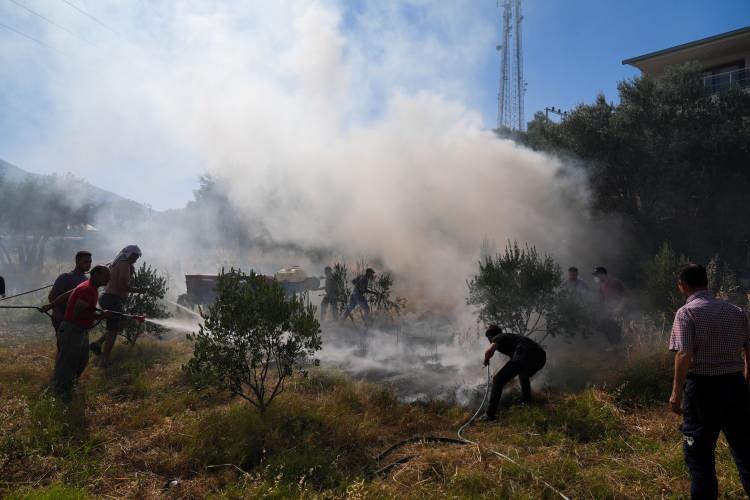 <p>İhbar üzerine bölgeye İzmir Orman Bölge Müdürlüğüne bağlı 5 uçak, 13 helikopter, 35 arazöz, 7 su ikmal aracı ve 4 dozer sevk edildi.</p>