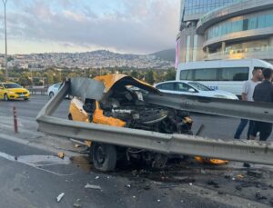 Kartal’da taksi bariyere saplandı