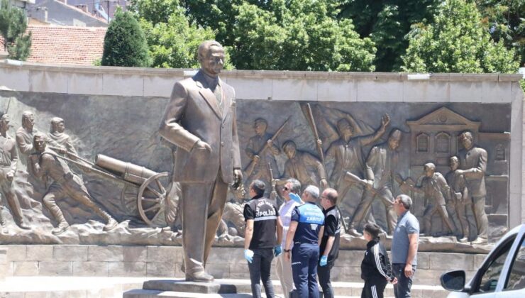 Kayseri’de Atatürk Anıtı’na baltayla saldıran 2 kişi gözaltına alındı