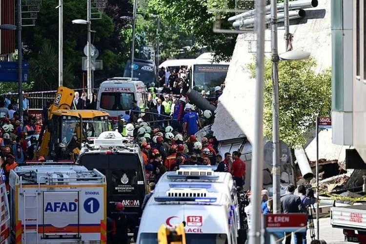 <p>Yerinde yapılan ilk incelemelerde 1988 yılında inşa edilen binanın, mimarlık ve mühendislik standartlarına uyum sağlanmadan inşa edildiği, yapımında deniz kumu kullanıldığı ve daha sonraki süreçlerde binanın statiğini bozacak müdahalelerin yapıldığı anlaşılmıştır."</p>