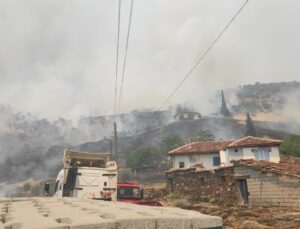 Manisa-Uşak sınırında yangın! Çok sayıda ekip bölgede!