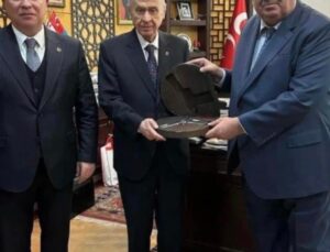 MHP’li genel başkan yardımcıları Bahçeli’ye silah hediye etti