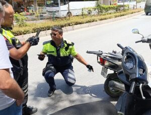 Motosikletteki düzeneği polisin dikkati ortaya çıkardı!