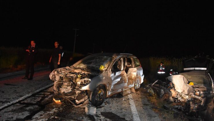 Oğlunun kullandığı otomobili sollarken kaza yaptı: 3 ölü