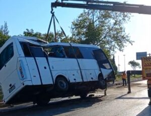 Servis midibüsü devrildi: 1 ölü 7 yaralı