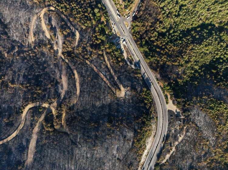 <p>Selçuk-Kuşadası kara yolu Pamucak mevkisindeki ormanlık alanda dün çıkan yangını kontrol altına almak için ekiplerin havadan ve karadan müdahaleleri sürüyor.</p>