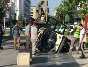 Temizlik sırasında araç ile havuza düştü