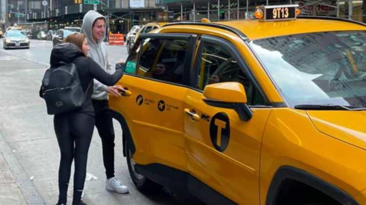 <p>Görüntülerde Eylem Tok ve oğlunun rahat tavırları dikkat çekiyor. 17 yaşındaki T.C. gülümseyerek bir taksiye biniyor.</p>