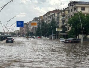 Uşak’ta sağanak ve dolu: Yollar göle döndü