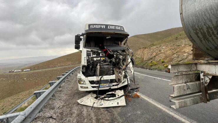 Van’da korkunç kaza: TIR’lar kafa kafaya çarpıştı!