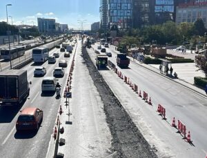 Yenibosna’da metrobüs üst geçidinde çalışma! Trafik yoğunluğu oluştu