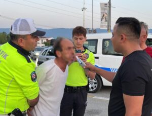 Yol kenarına tuvaletini yapan alkollü sürücü polise yakalandı