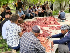 Yüksekova’da kurban etleri toplanıp, herkese eşit dağıtılıyor